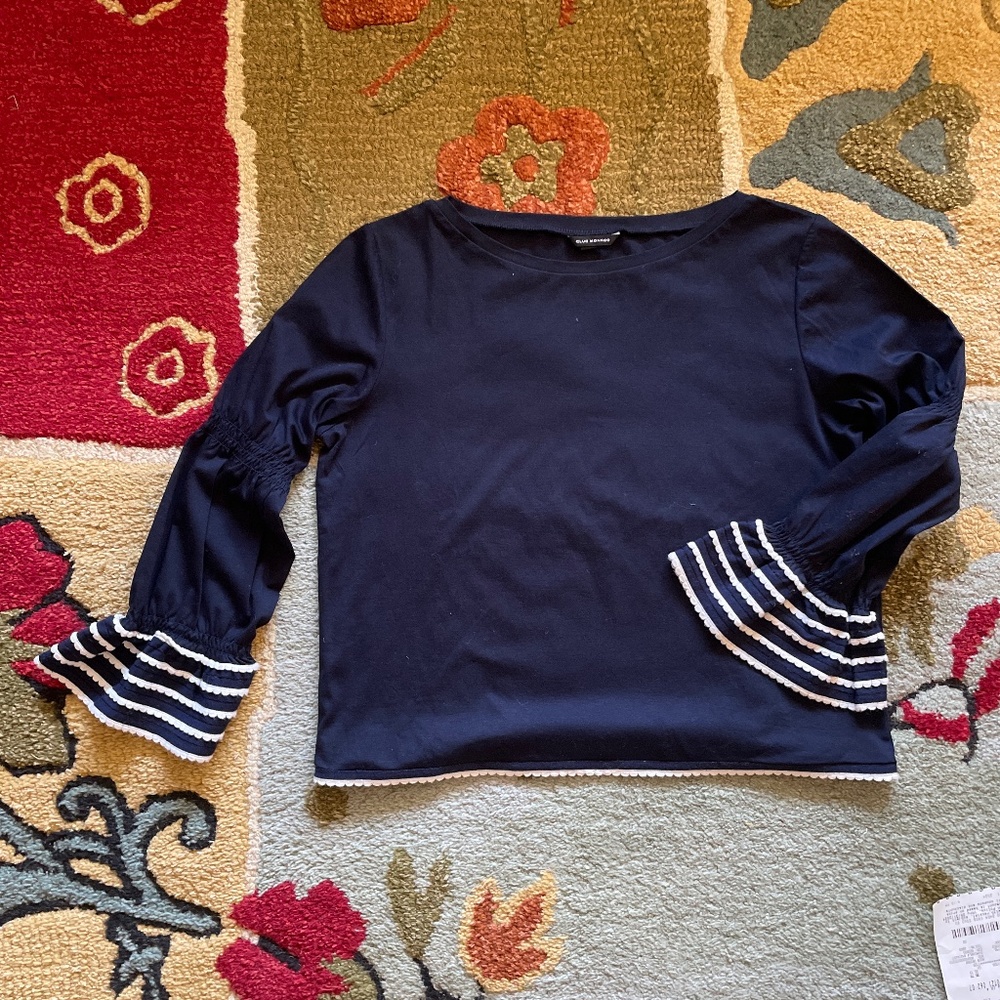Navy cotton shirt with sleeves that *pop*
